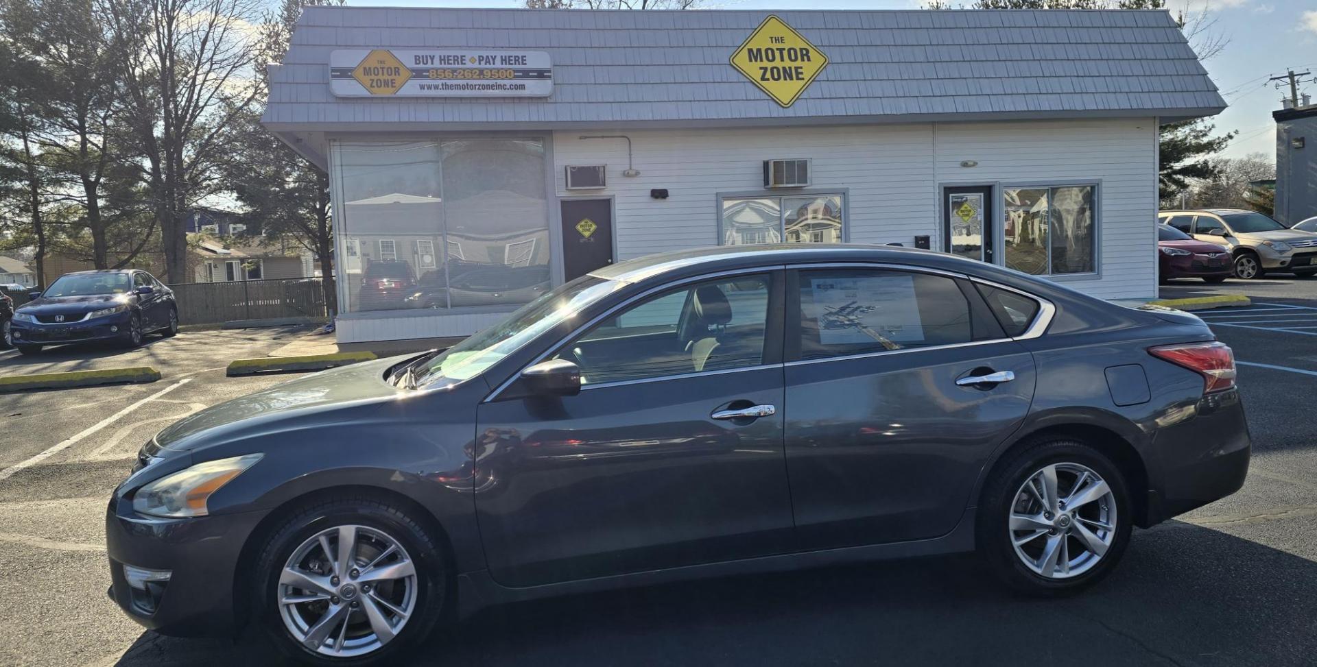 2013 Gray NISSAN Altima SV (1N4AL3AP3DN) with an 4-Cyl, 2.5 Liter engine, AUTOMATIC transmission, located at 341 N White Horse Pike, Lawnside, NJ, 08045, (856) 262-9500, 39.855621, -75.027451 - Photo#4