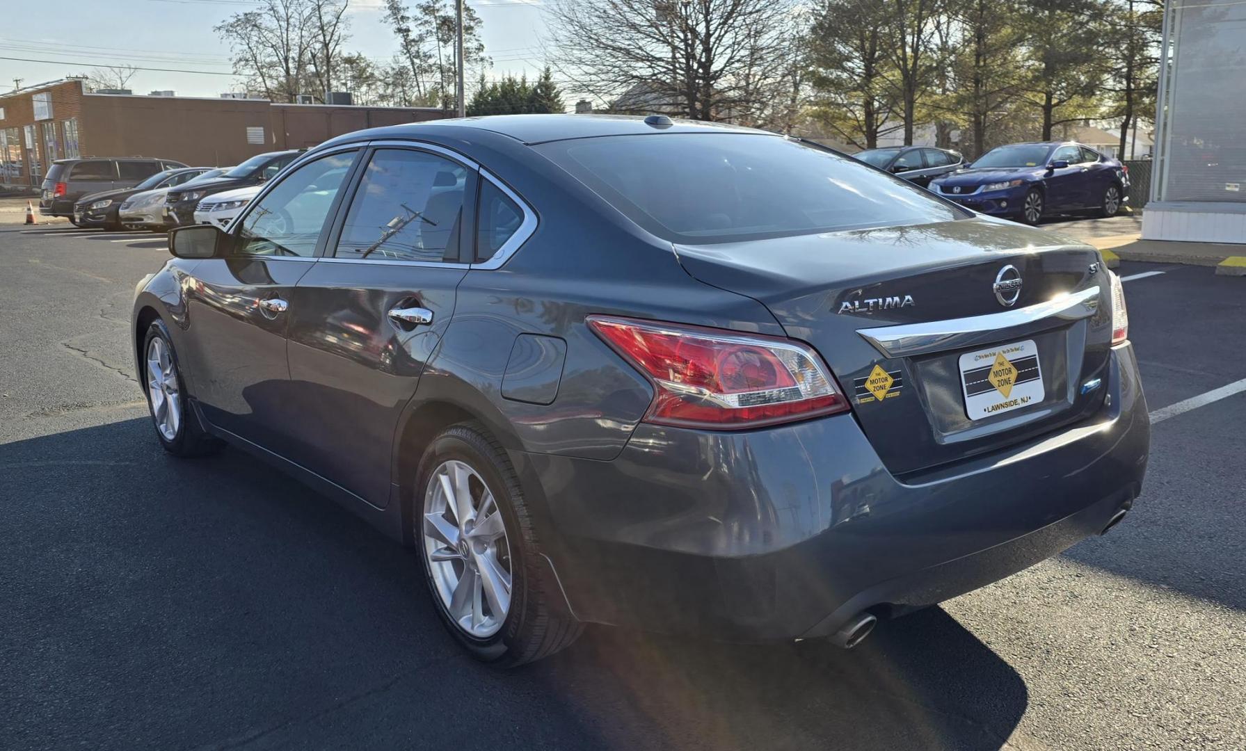 2013 Gray NISSAN Altima SV (1N4AL3AP3DN) with an 4-Cyl, 2.5 Liter engine, AUTOMATIC transmission, located at 341 N White Horse Pike, Lawnside, NJ, 08045, (856) 262-9500, 39.855621, -75.027451 - Photo#3