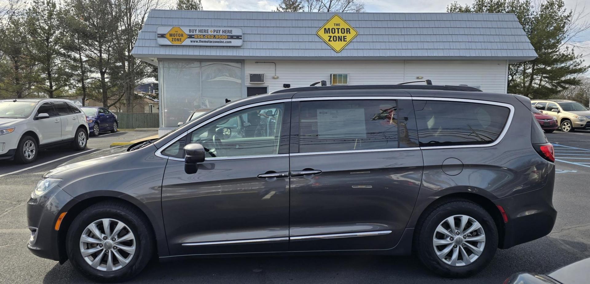 2017 Gray Chrysler Pacifica Touring (2C4RC1BG1HR) with an V6, 3.6 Liter engine, Automatic, 9-Spd transmission, located at 341 N White Horse Pike, Lawnside, NJ, 08045, (856) 262-9500, 39.855621, -75.027451 - Photo#4